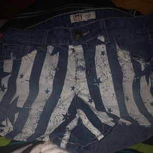 l.e.i Ashley low-rise pair of Jean shorts